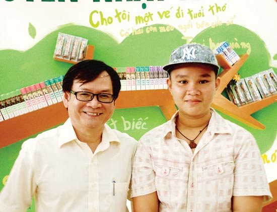  Nguyễn Nhật Ánh (trái), một trong những nhà văn viết khỏe nhất hiện nay. Ảnh: TƯỜNG VY