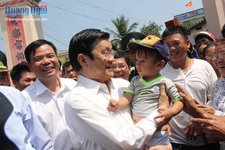 Chủ tịch nước Trương Tấn Sang bế một em bé tại