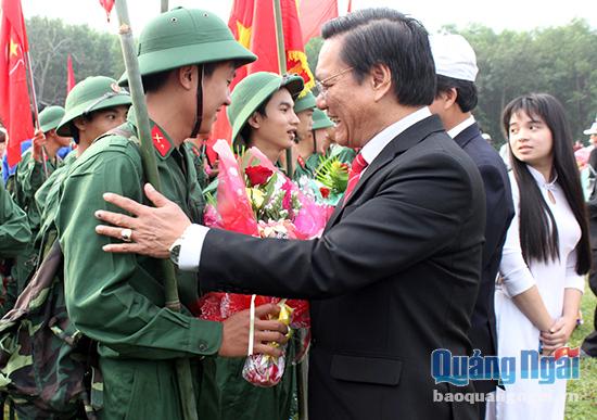 Đồng chí Nguyễn Chín- Trưởng Ban Tổ chức Tỉnh ủy tặng hoa, động viên tân binh