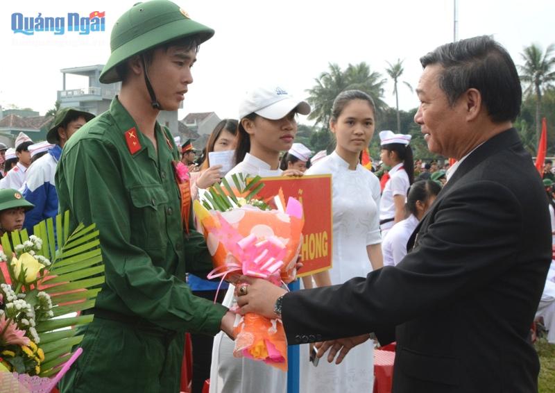 Đồng chí Nguyễn Trung Tập- Giám đốc Sở Tư pháp tặng hoa cho các thanh niên lên đường nhập ngũ.