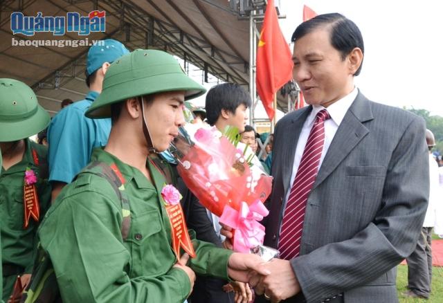 Phó Chủ tịch UBND tỉnh Phạm Trường Thọ động viên, tặng hoa cho các tân binh