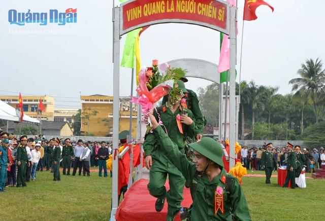 Tạm biệt gia đình, người thân, các tân binh háo hức lên đường tòng quân