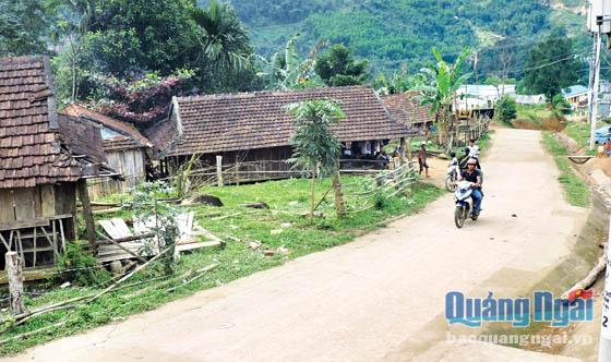  Nhiều tuyến đường về khu dân cư ở huyện Sơn Tây đã được bê tông. ảnh: Đường bê tông ở thôn Mang Tà Bể, xã Sơn Bua.
