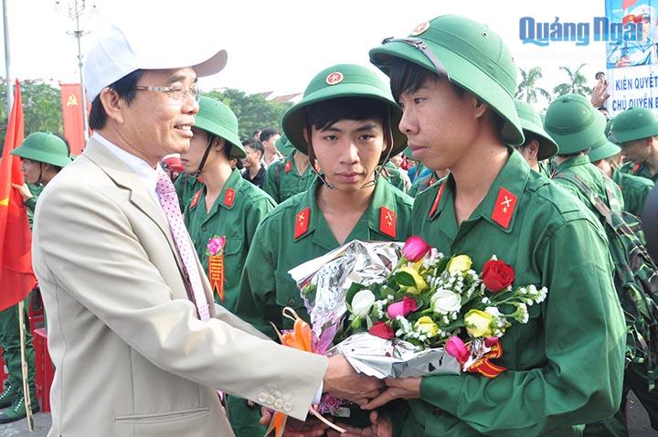 Chủ tịch UBND thành phố Phạm Tấn Hoàng tặng hoa, động viên các tân binh