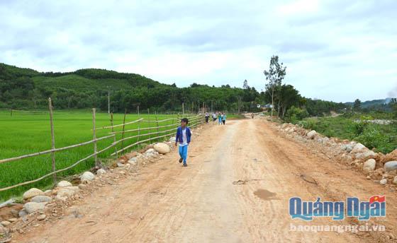  Nhờ sự đồng lòng hiến đất của 150 hộ dân mà tuyến đường liên thôn Trà Ngon, Trà Ót đã được san ủi, mở rộng.