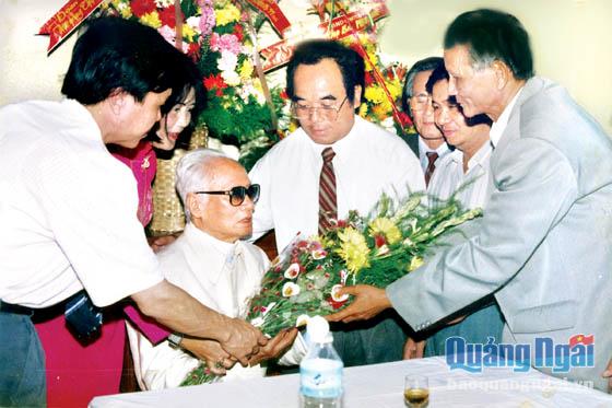 Cựu học sinh Trường THBDMNTB chúc mừng sinh nhật lần thứ 92 của Thủ tướng Phạm Văn Đồng.               Ảnh: Đăng Lâm