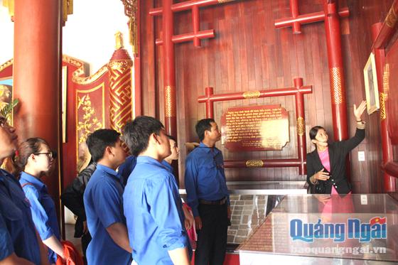 Nhiều bạn trẻ đến tham quan, tìm hiểu về cuộc đời và sự nghiệp của Thủ tướng Phạm Văn Đồng.