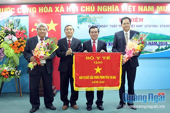 Tập thể Sở y tế Quảng Ngãi đón nhận cờ thi đua của Bộ y tế
