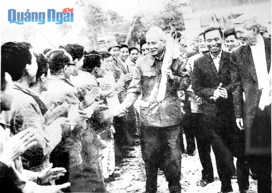 Cán bộ và nhân dân Quảng Ngãi hân hoan chào đón Thủ tướng Phạm Văn Đồng về thăm quê sau ngày giải phóng (18.6.1975).