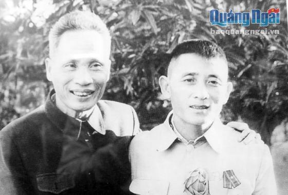 Đồng chí Phạm Văn Đồng và Anh hùng Lao động Hồ Giáo. (Ảnh chụp năm 1966).                                                     Ảnh: T.L