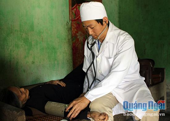 Bác sĩ Trương Văn Nam đã chiếm trọn niềm tin của đồng bào Hre ở Sơn Hải sau nhiều năm cố gắng vận động xóa bỏ hủ tục cúng bái khi đau ốm