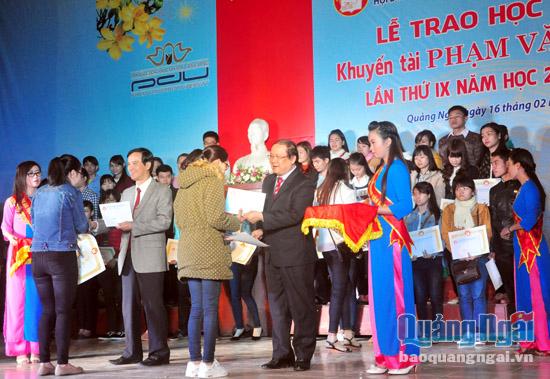 Hàng nghìn sinh viên nghèo hiếu học vinh dự đón nhận học bổng mang tên Thủ tướng Phạm Văn Đồng