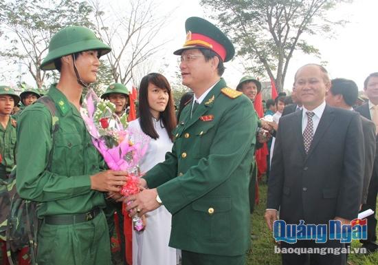 Đại tá Võ Văn Hưng - Tỉnh Ủy viên, Chính Ủy Bộ Chỉ huy quân sự tỉnh tặng hoa, động viên các tân binh.