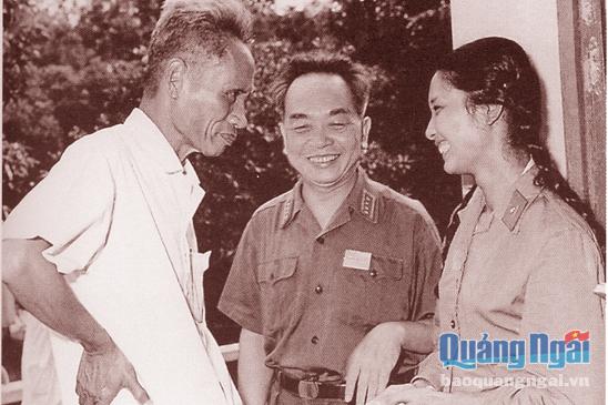Thủ tướng Phạm Văn Đồng (bêân trái), Đại tướng Võ Nguyên Giáp và Anh hùng LLVT Trần Thị Lý, năm 1975.