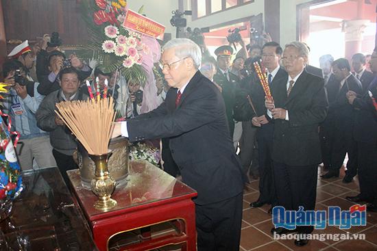 Tổng Bí thư Nguyễn Phú Trọng dâng hương trước gian thờ Thủ tướng Phạm Văn Đồng