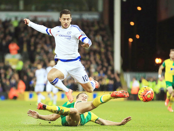 Hậu vệ Norwich cố gắng truy cản pha đi bóng của Eden Hazard. Ảnh: Sportinglife