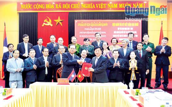 Lãnh đạo tỉnh Quảng Ngãi và tỉnh Champasak ký kết bản ghi nhớ hợp tác giữa 2 địa phương, giai đoạn 2016-2020.         Ảnh: X.THIÊN