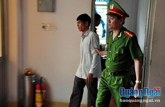 Tài xế xe tải Trần Quang Phu bị lực lượng chức năng tạm giữ để điều tra làm rõ vụ việc