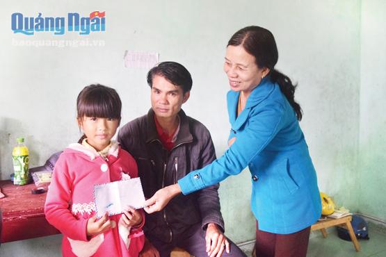 Chị Thu trao tiền hỗ trợ của chị em phụ nữ Bình Châu cho cha con anh Hạnh.