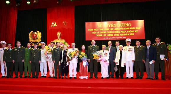  Đại tướng Trần Đại Quang, Ủy viên Bộ Chính trị, Bộ trưởng Bộ Công an với các đại biểu dự buổi lễ. Ảnh: VGP/Doãn Tấn