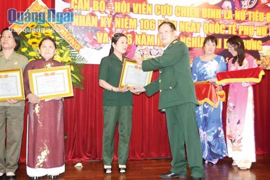 Bà Phạm Thị Trinh nhận bằng khen của Hội CCB tỉnh vì có thành tích xuất sắc trong phong trào thi đua yêu nước “CCB gương mẫu” năm 2015.