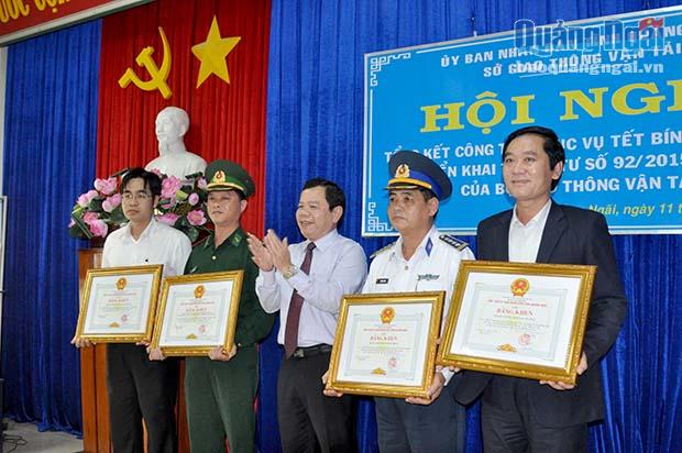 Ông Đặng Văn Minh- Giám đốc Sở GTVT trao bằng khen của UBND tỉnh cho các tập thể.