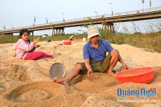 Anh Trân Văn Sang làm giá ở bãi cát dưới chân cầu Trà Khúc.
