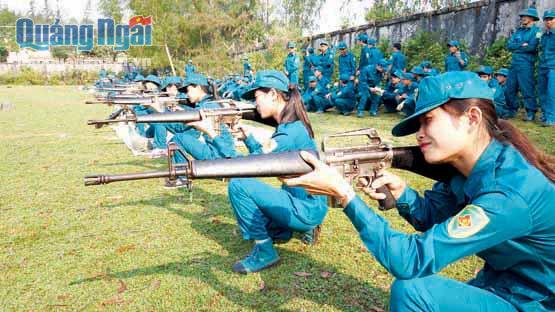 Nữ dân quân xã Tịnh Châu luyện tập trên thao trường.