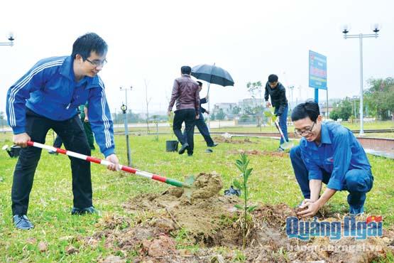 Đoàn viên, thanh niên Khối Các cơ quan tỉnh trồng cây xanh tại Khu lưu niệm Thủ tướng Phạm Văn Đồng (xã Đức Tân, huyện Mộ Đức).