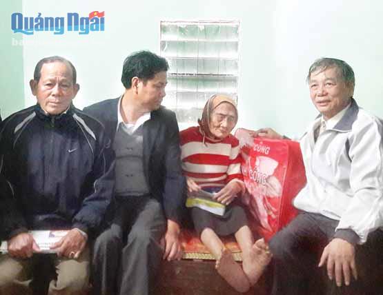 Đoàn cán bộ Hội NCT tỉnh đi thăm, tôn vinh người có tuổi thọ cao (105 tuổi trở lên) ở huyện Sơn Hà.