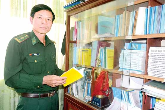 Thiếu tá Nguyễn Cư tìm tòi nghiên cưu tài liệu để tham mưu, xây dựng các kế hoạch theo nhiệm vụ được giao.