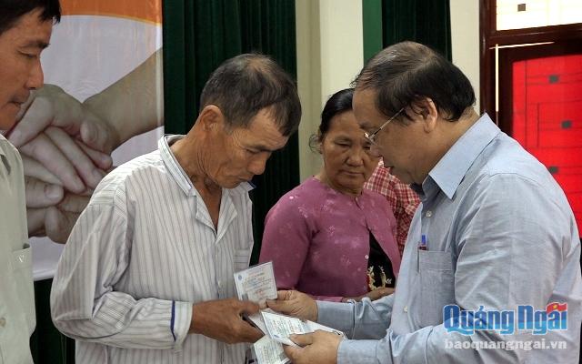 Phó Bí thư Tỉnh ủy Thường trực Nguyễn Thanh Quang trao thẻ bảo hiểm cho các hộ dân