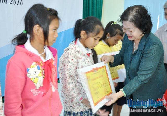 Bà Trương Mỹ Hoa - Nguyên Phó Chủ tịch nước - Chủ tịch Quỹ học bổng Vừ A Dính trao học bổng cho các em hoc sinh