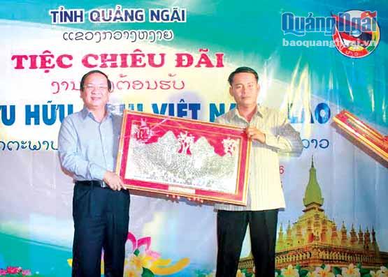 Phó Bí thư Thường trực Tỉnh ủy Nguyễn Thanh Quang nhận quà lưu niệm do Đại diện Đoàn Thanh niên tỉnh Khăm Muộn tặng. Ảnh: N.TRIỀU