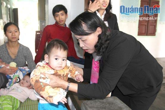 Phó Chủ tịch Thường trực HĐND tỉnh Trương Thị Xuân Hồng thăm trẻ mồ côi ở Cô Nhi viện Phú Hòa (xã Tịnh Ấn Tây, TP.Quảng Ngãi).