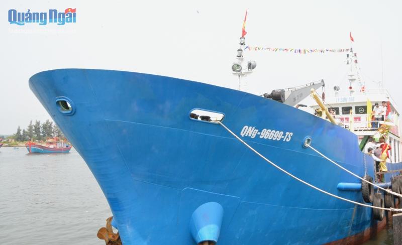 Chiếc tàu dịch vụ hậu cần nghề cá hiện đại nhất Việt Nam vừa bàn giao cho Công ty CP Thủy sản Lý Sơn.