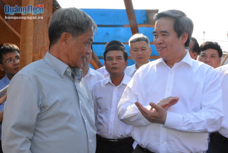 Thống đốc Nguyễn Văn Bình trò chuyện cùng ngư dân Nguyễn Văn Sáu, người đầu tiên được vay vốn đóng mới tàu cá theo Nghị định 67.