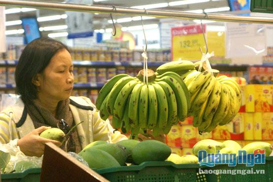  Người tiêu dùng chọn mua hàng nông sản Việt trong Siêu thị Co.op Mart Quảng Ngãi, vì niềm tin an toàn thực phẩm.