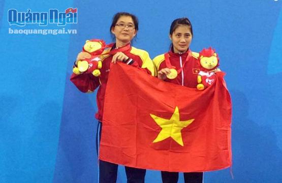Nguyễn Thị Hoa Phượng (bên phải) giành HCV nội dung đồng đội nữ tại Asian Para Games lần thứ 8 - 2015 diễn ra tại Singapore.