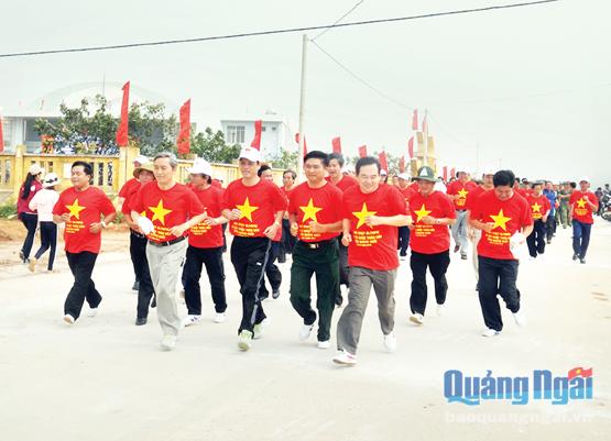  Phó Chủ tịch Thường trực UBND tỉnh Lê Quang Thích cùng hơn 1.000 CBCCVC, lực lượng vũ trang cùng các em học sinh chạy bộ hưởng ứng Ngày chạy Olympic vì sức khỏe toàn dân.