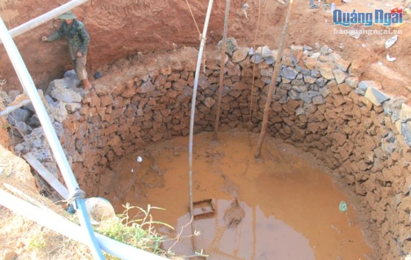 Mới đầu mùa khô, không ít gia đình phải lo tất tả đào giếng tìm nước sinh hoạt.