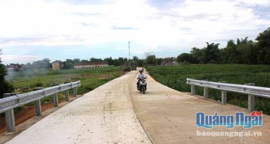 Cầu và đường xây dựng bằng nguồn vốn nông thôn mới ở xã Hành Minh.