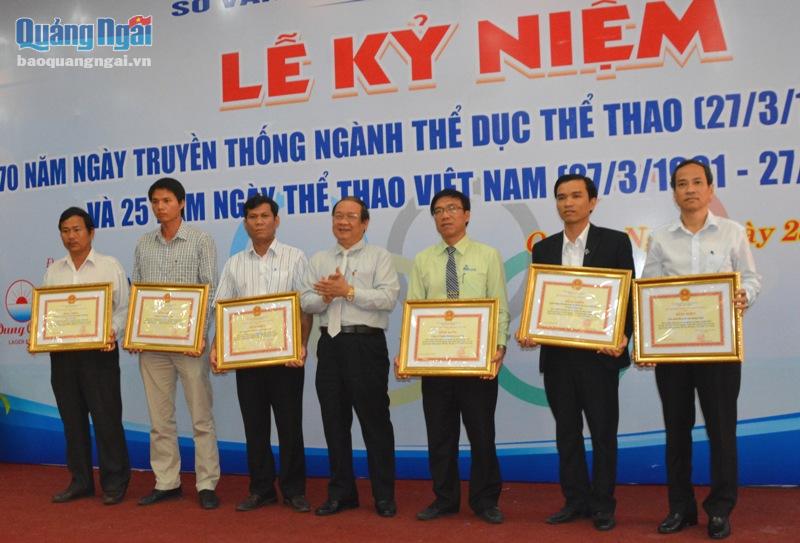 Phó Bí thư Thường trực Tỉnh ủy Nguyễn Thanh Quang trao Bằng khen của Bộ VH TT&DL cho các tập thể.