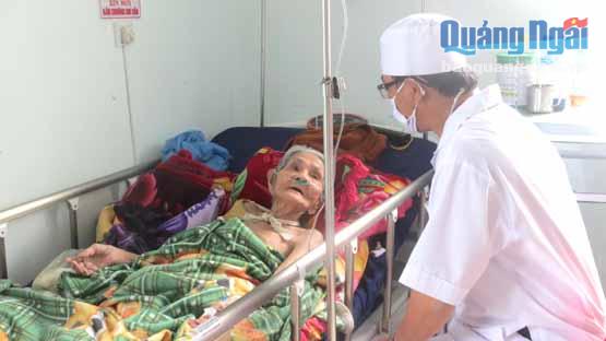 Bệnh nhân được chăm sóc, điều trị tại Bệnh viện Đa khoa huyện Sơn Tịnh.