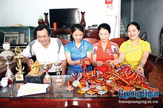 Nhờ thường xuyên luyện tập TDTT đã giúp gia đình ông Nguyễn Sâm có được trên 150 chiếc huy chương các loại.