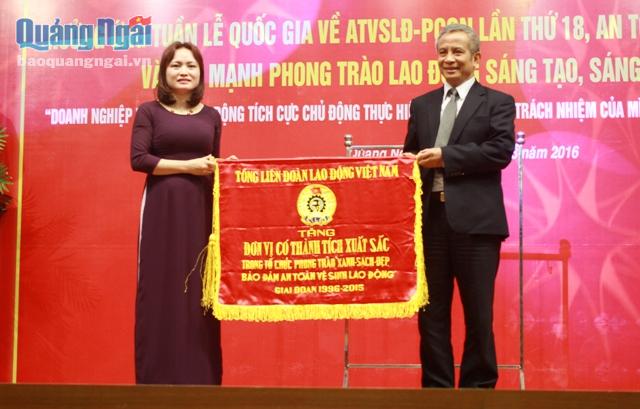 Chủ tịch Tổng Liên đoàn Lao động Việt Nam Đặng Ngọc Tùng tặng Cờ thi đua cho Công đoàn Dầu khí Việt Nam vì có thành tích xuất sắc trong tổ chức phong trào Xanh- sạch- đẹp và bảo đảm ATVSLĐ