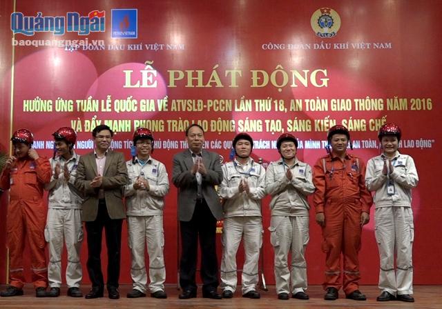 Ủy ban ATGT Quốc gia trao tặng mũ bảo hiểm cho CBCNV Tập đoàn Dầu khí Việt Nam