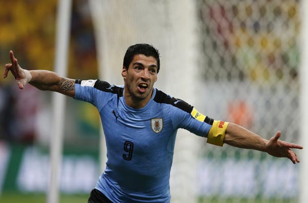 Luis Suarez vui mừng sau khi ghi bàn quân bình tỷ số 2 - 2 cho Uruguay
