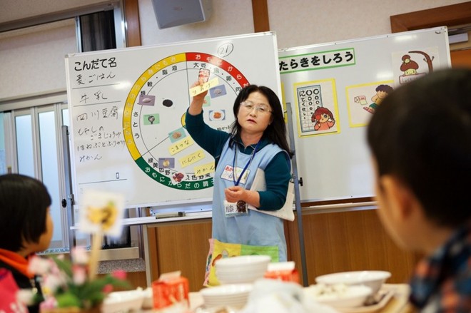 Chuyên gia dinh dưỡng học đường giảng về chế độ ăn uống trước giờ ăn trưa. Bên cạnh việc lên thực đơn khoa học, Nhật Bản còn nâng cao nhận thức về cân bằng dinh dưỡng cho thế hệ trẻ.