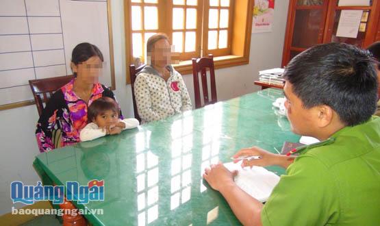 Công an huyện Sơn Tây làm việc với gia đình một số thiếu nữ bị Đinh Thị Trà lừa đưa sang Trung Quốc.
